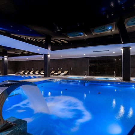 Green Mountain 5* Hotel คาร์ปัตซ์ ภายนอก รูปภาพ The swimming pool at the hotel