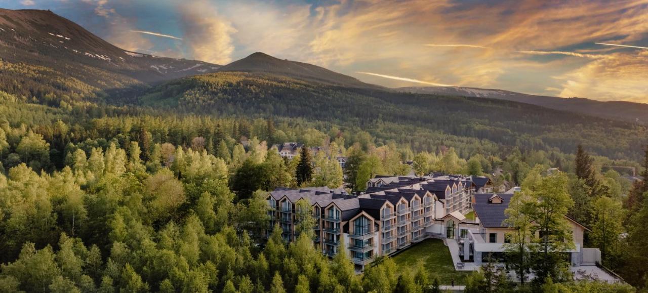 Green Mountain 5* Hotel คาร์ปัตซ์ ภายนอก รูปภาพ The Village at Sun Peaks