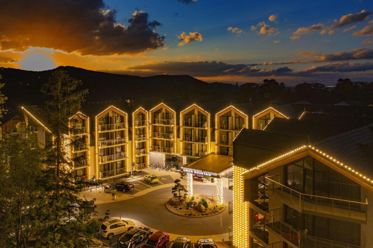 Green Mountain 5* Hotel คาร์ปัตซ์ ภายนอก รูปภาพ The Village at Mammoth