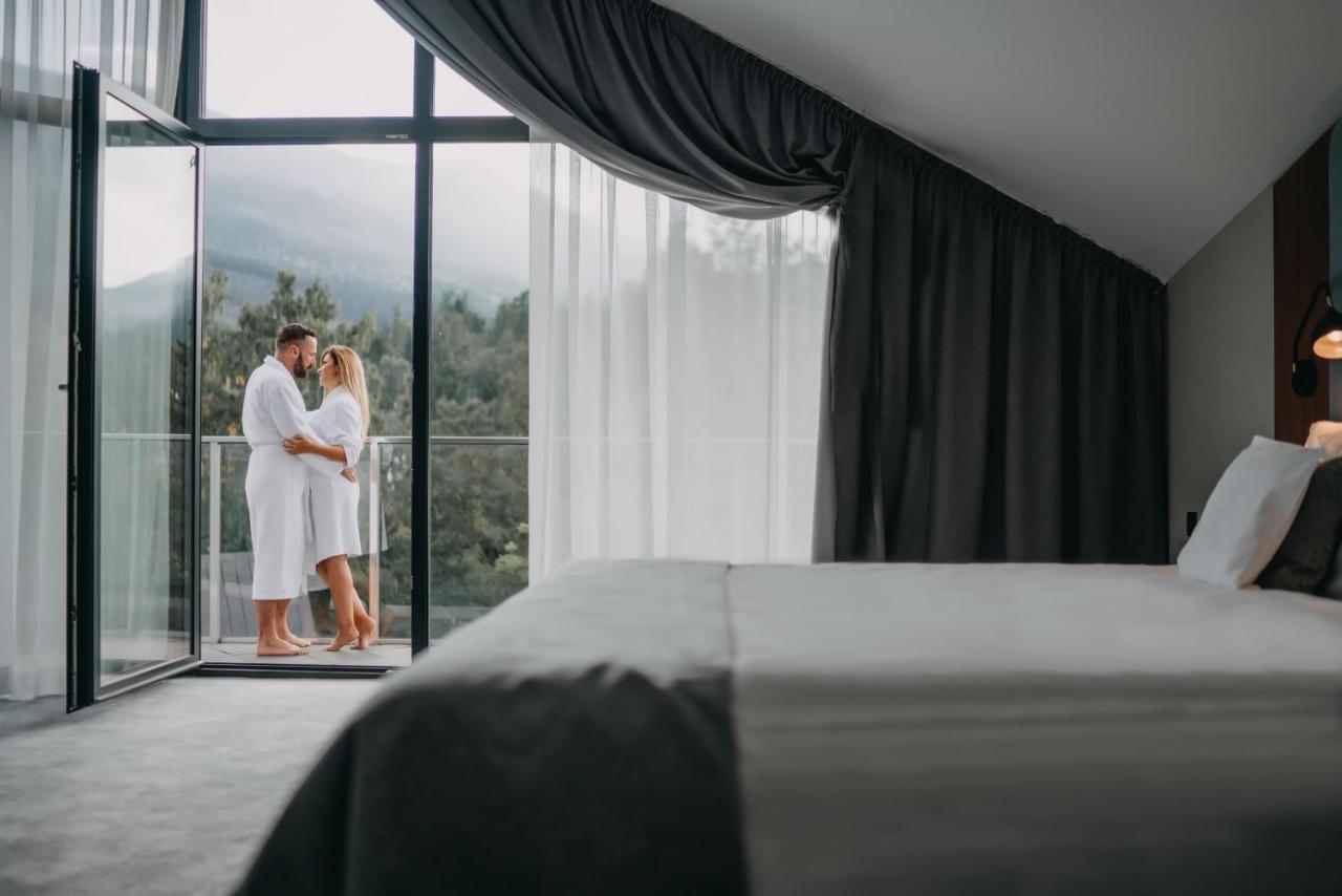 Green Mountain 5* Hotel คาร์ปัตซ์ ภายนอก รูปภาพ A couple at the hotel