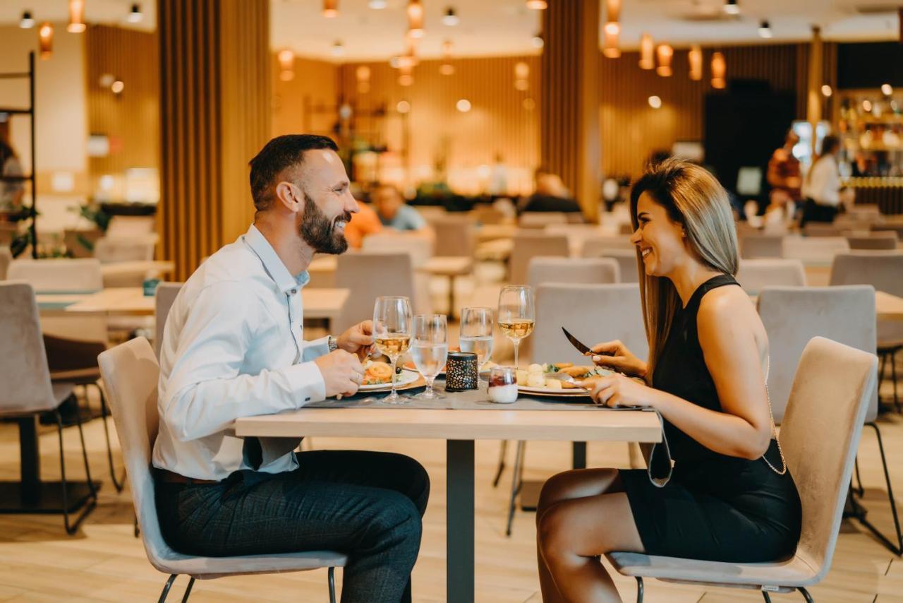 Green Mountain 5* Hotel คาร์ปัตซ์ ภายนอก รูปภาพ A couple dining at a restaurant