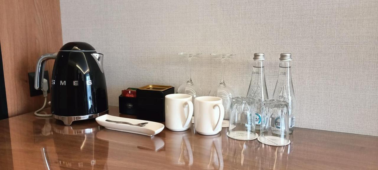 Green Mountain 5* Hotel คาร์ปัตซ์ ภายนอก รูปภาพ Bottled water in a hotel room