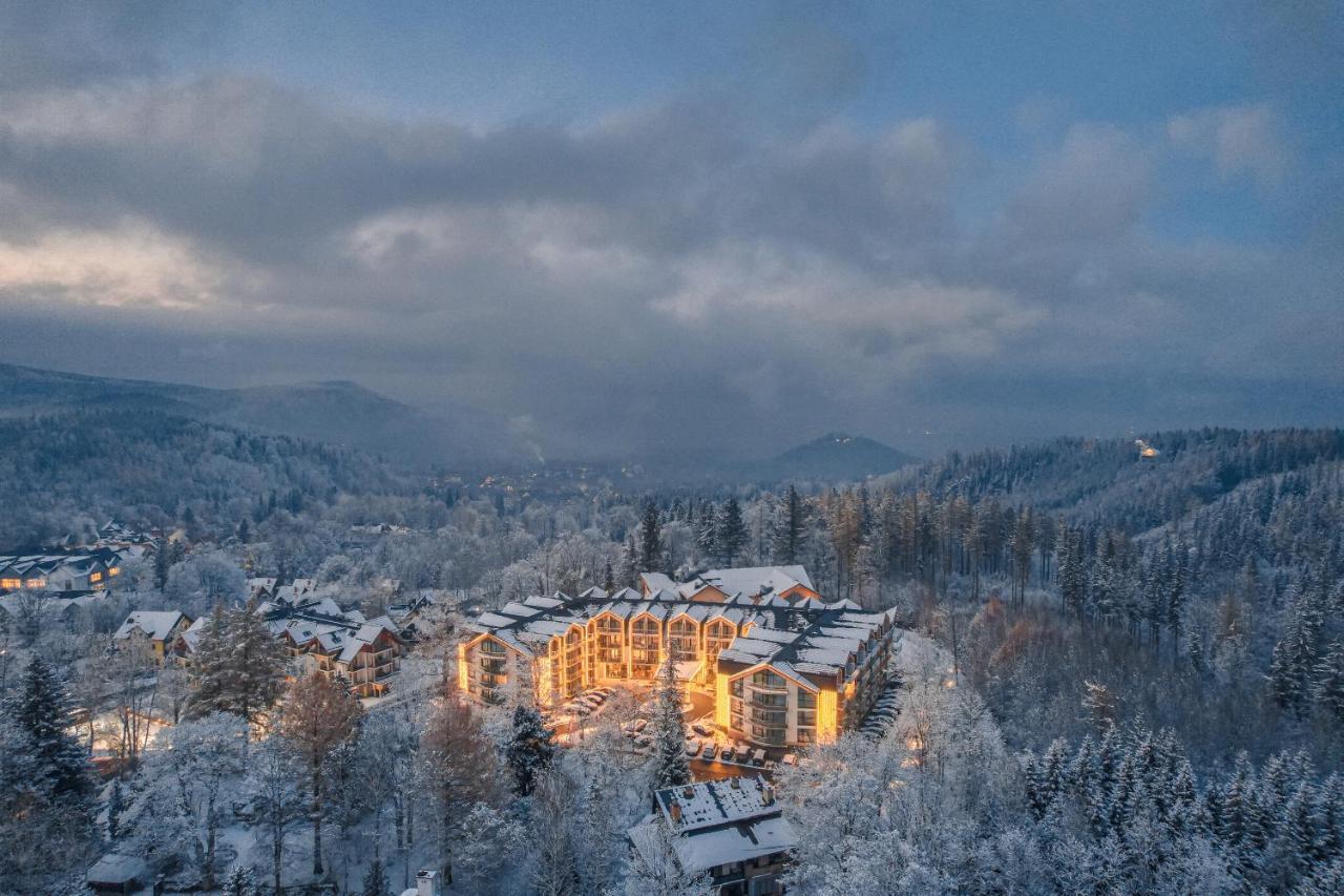 Green Mountain 5* Hotel คาร์ปัตซ์ ภายนอก รูปภาพ Aerial view of the resort