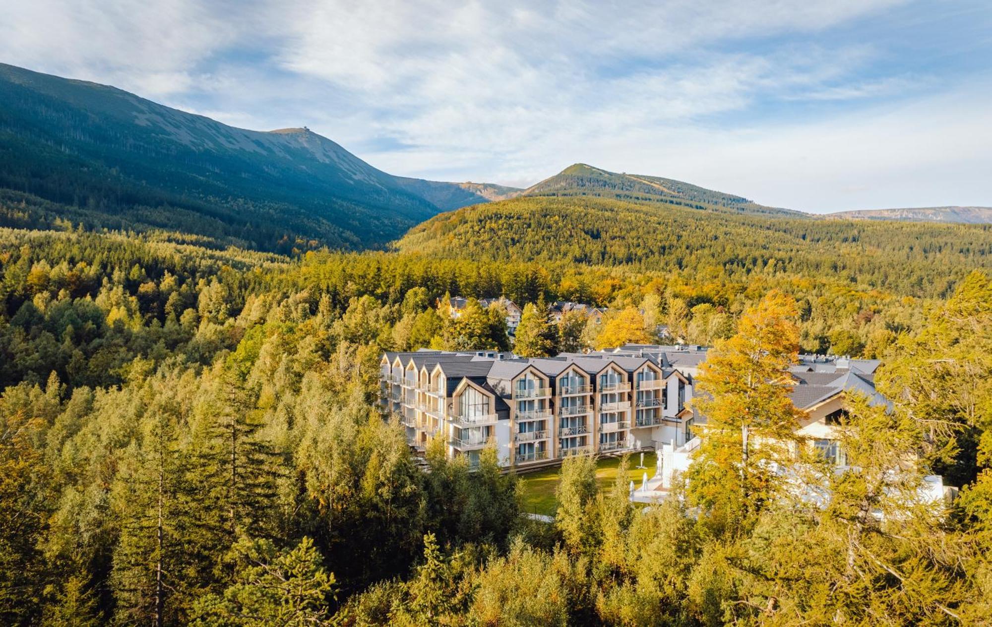 Green Mountain 5* Hotel คาร์ปัตซ์ ภายนอก รูปภาพ Aerial view of the hotel