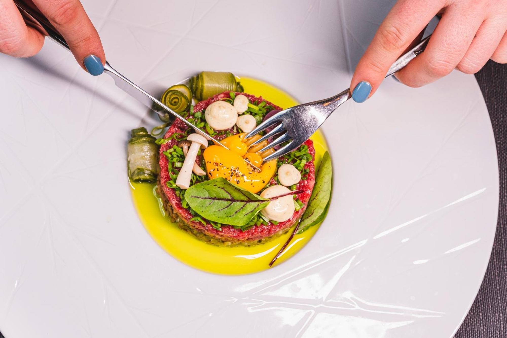 Green Mountain 5* Hotel คาร์ปัตซ์ ภายนอก รูปภาพ A steak tartare