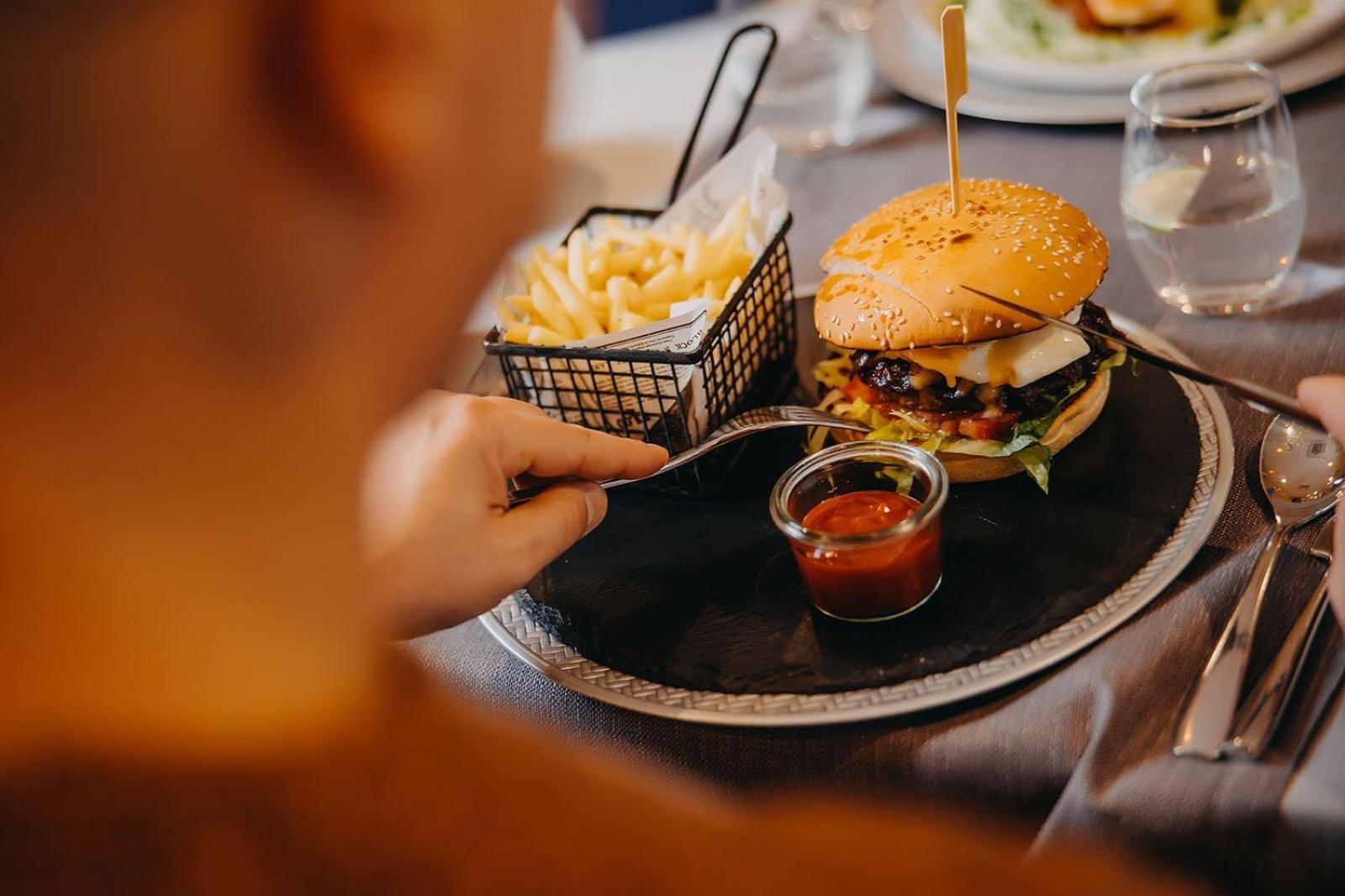 Green Mountain 5* Hotel คาร์ปัตซ์ ภายนอก รูปภาพ A hamburger with chips