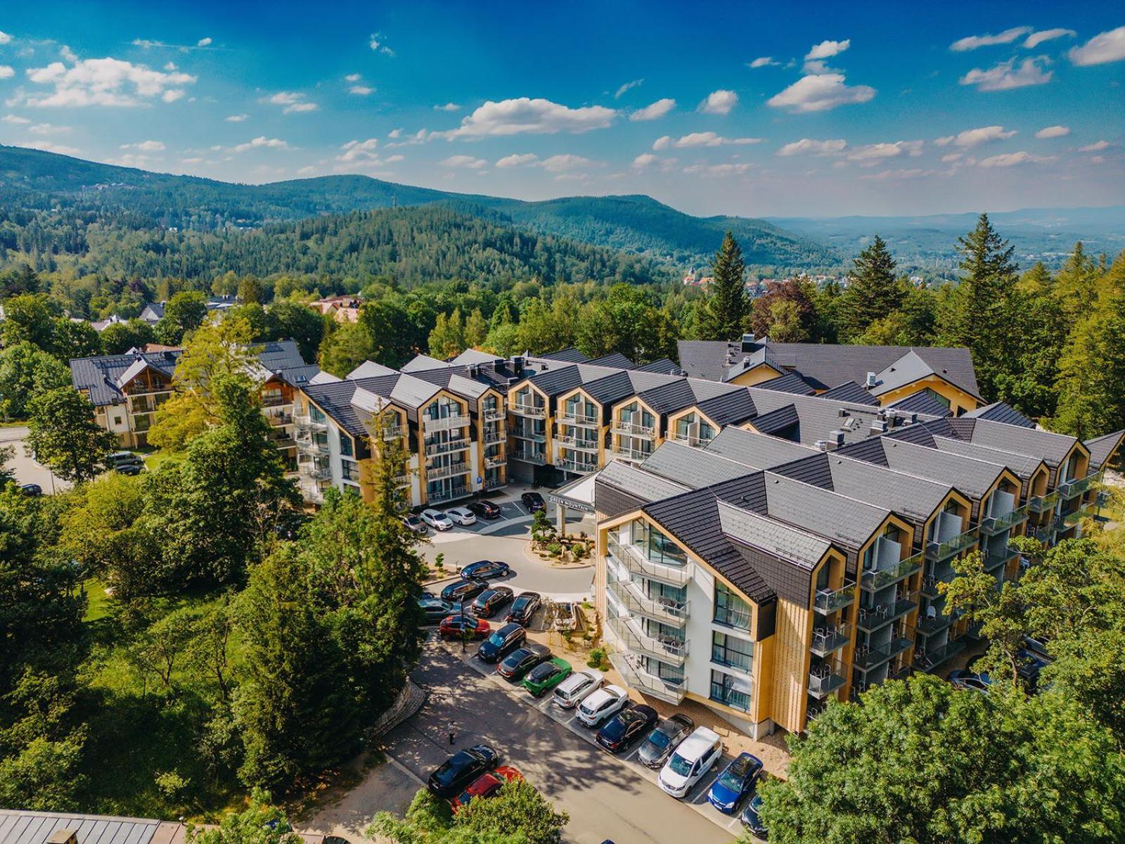 Green Mountain 5* Hotel คาร์ปัตซ์ ภายนอก รูปภาพ Aerial view of the hotel