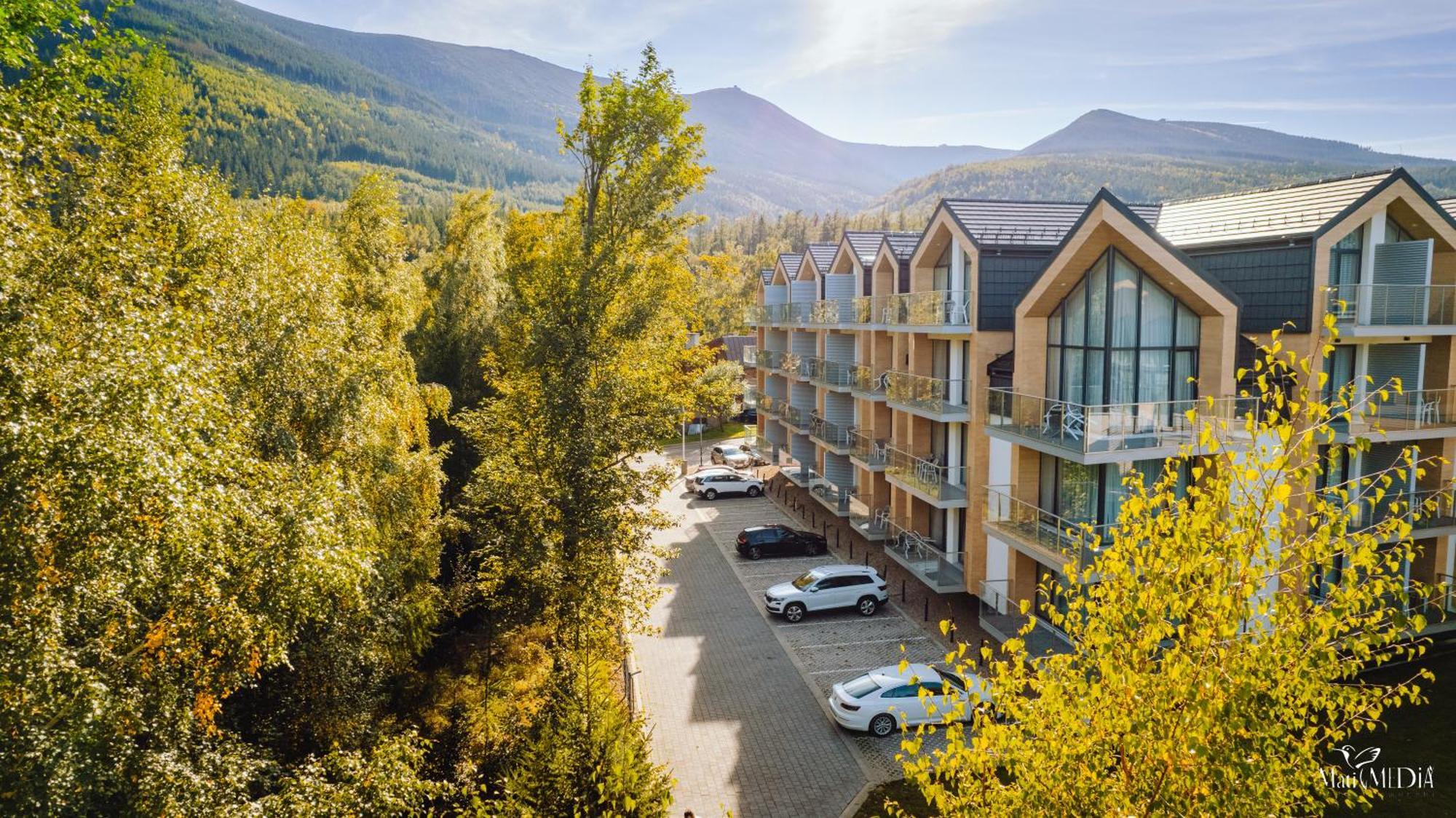 Green Mountain 5* Hotel คาร์ปัตซ์ ภายนอก รูปภาพ Residential complex in the village
