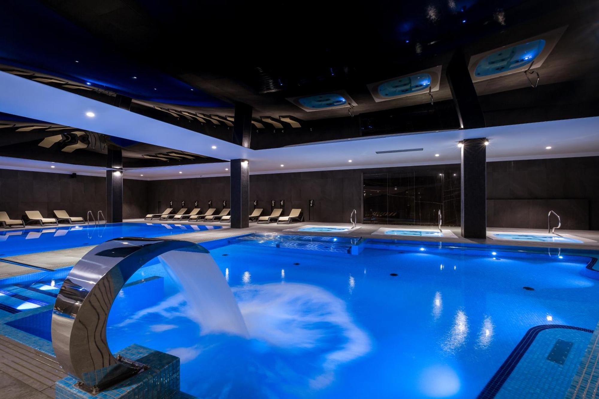 Green Mountain 5* Hotel คาร์ปัตซ์ ภายนอก รูปภาพ The swimming pool at the hotel