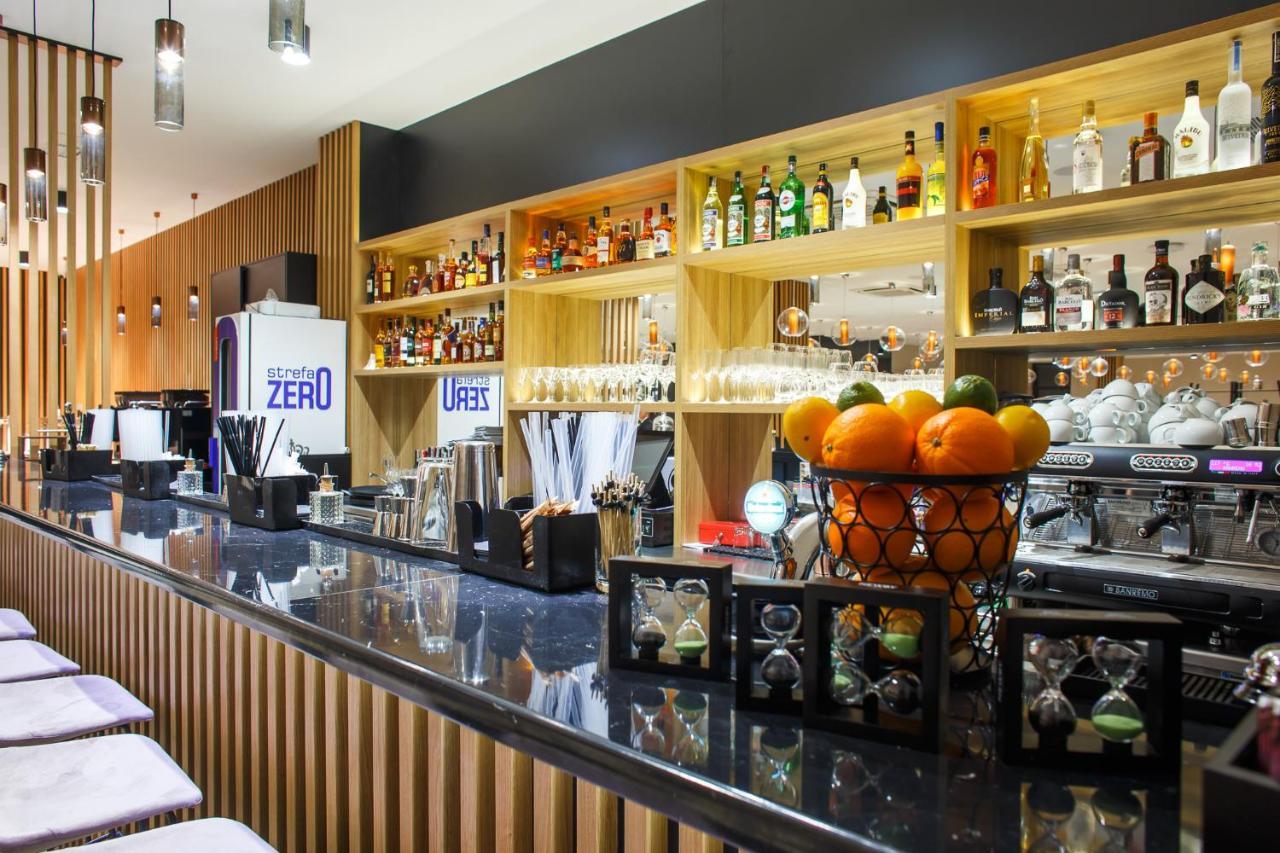 Green Mountain 5* Hotel คาร์ปัตซ์ ภายนอก รูปภาพ The bar at the hotel