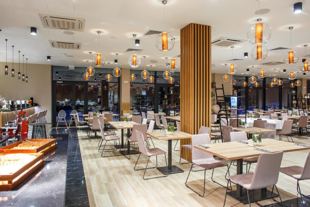Green Mountain 5* Hotel คาร์ปัตซ์ ภายนอก รูปภาพ The interior of the restaurant