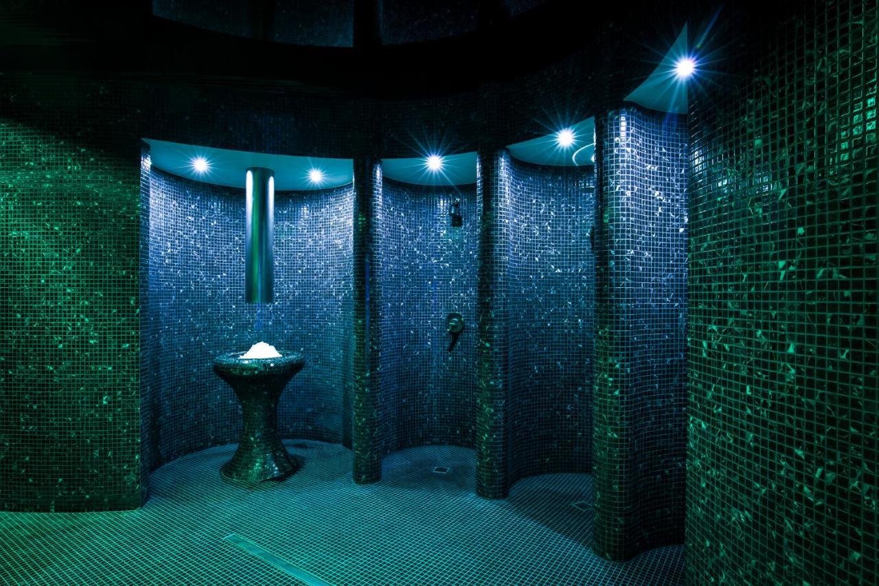 Green Mountain 5* Hotel คาร์ปัตซ์ ภายนอก รูปภาพ The spa at The Landmark