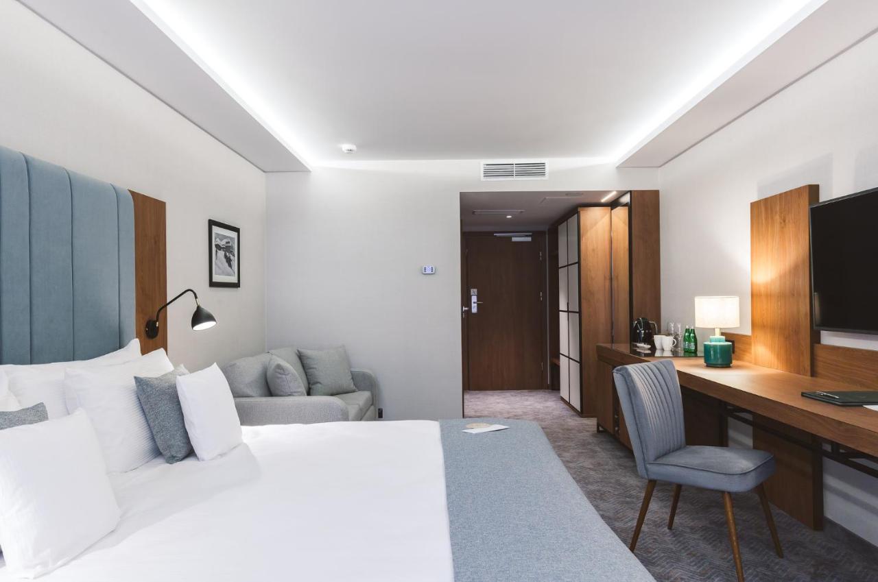 Green Mountain 5* Hotel คาร์ปัตซ์ ภายนอก รูปภาพ A room at the hotel