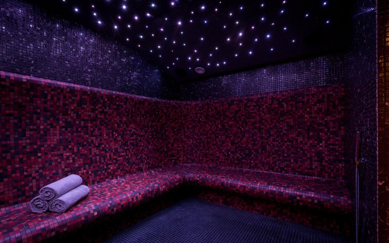 Green Mountain 5* Hotel คาร์ปัตซ์ ภายนอก รูปภาพ A steam room