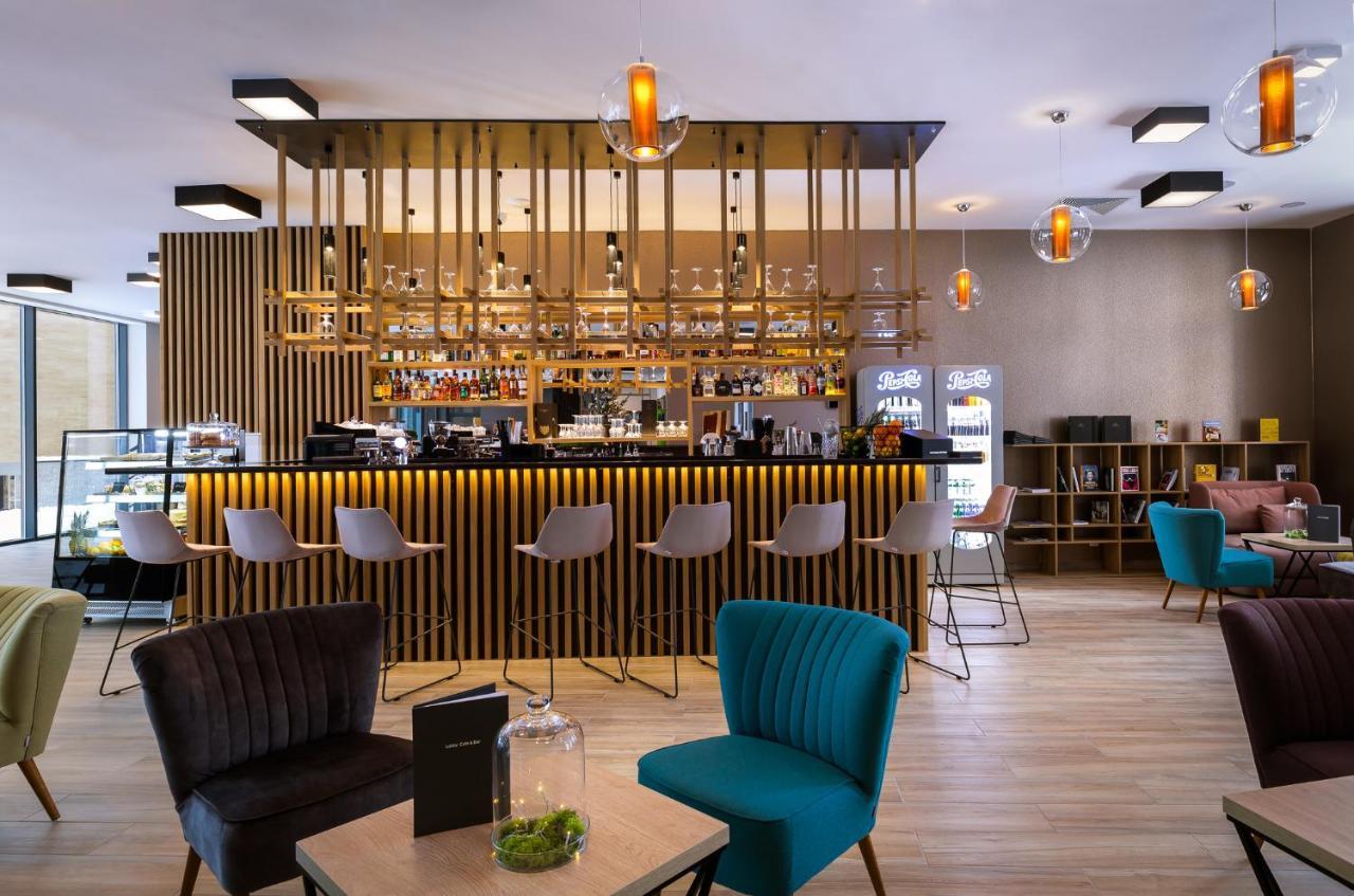 Green Mountain 5* Hotel คาร์ปัตซ์ ภายนอก รูปภาพ The lounge at the airport