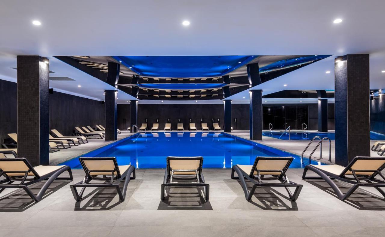 Green Mountain 5* Hotel คาร์ปัตซ์ ภายนอก รูปภาพ The pool at the hotel