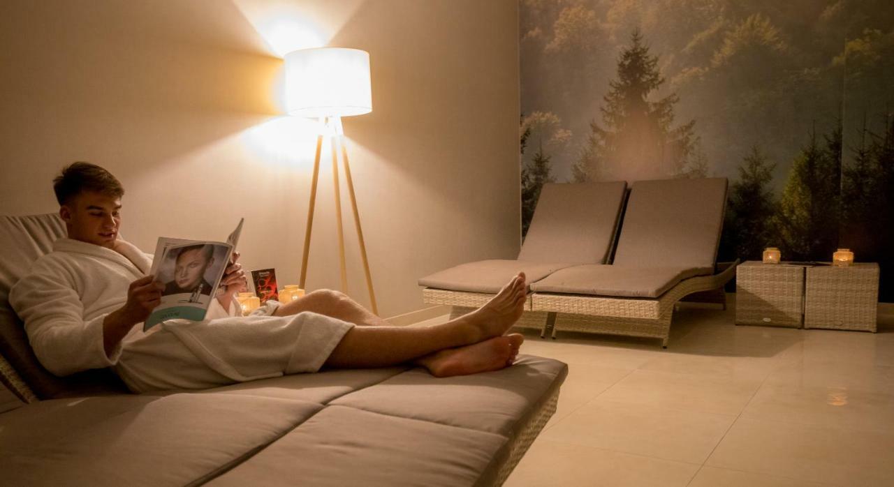 Green Mountain 5* Hotel คาร์ปัตซ์ ภายนอก รูปภาพ A woman relaxing in a spa